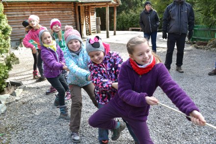 Dzieci podczas przeciagania liny przed kolyba góralską